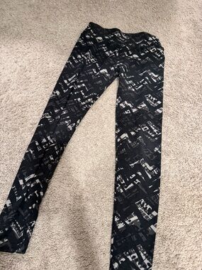 LuLaRoe- one size- Black & Gray Patterned Leggings